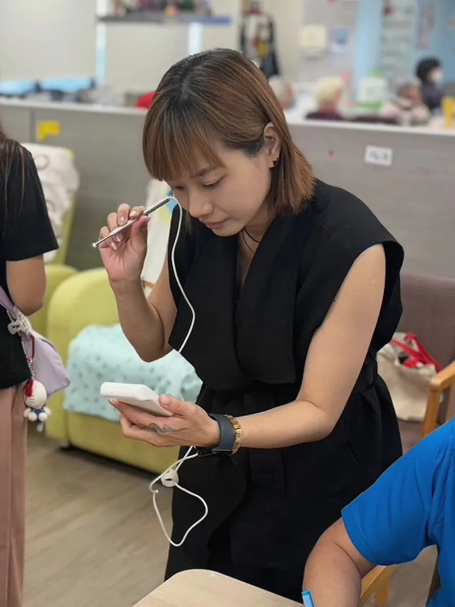Abbie 在照護場域進行耳部相關服務