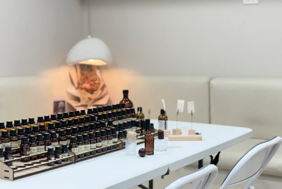 臻息左營工作室的調香桌，擺滿調香用的純精油